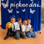 Chłopcy z grupy Wiewiórki pozują do wspólnego zdjęcia 
