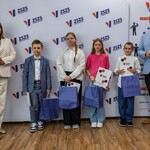 Nagrodzeni uczniowie z wiceprezydentem Białegostoku