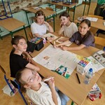 Uczennice z klasy 4 A podczas zajęć o bezpiecznym wypoczynku.jpg