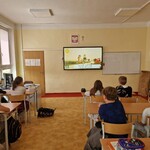 Uczniowie klasy 4B oglądają film o bezpieczeństwie na drodze.jpg