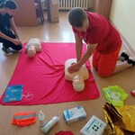 Uczeń klasy 7 A podczas ćwiczeń udzielania pierwszej pomocy.jpg