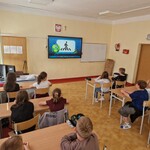 Uczniowie klasy 4 B oględaję prezentację o bezpieczeństwie na drodze.jpg