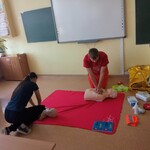 Uczniowie klasy 7 i 8 podczas ćwiczeń udzielania pierwszej pomocy.jpg