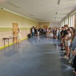 Uczniowie podczas apelu z panią dyrektor.jpg