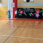 Przewodnicząca Samorządu Uczniowskiego wita panią dyrektor.jpg