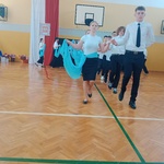 Polonez w wykonaniu uczniów klas óśmych.jpg