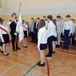 Przekazanie Sztandaru szkoły uczniom klas siódmych.jpg