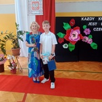 Wyróżniony uczeń klasy 4 B za najlepszy wynik w szkole.jpg