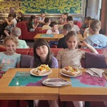 13- klasa 2a- konsumpcja lodów i gofrów.jpg