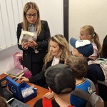 7.  pracownik banku i uczniowie 2 a.jpg