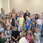 4. zdjęcie grupowe klasy 2A z pracownikami Banku PKO BP.jpg