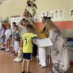 6- losowanie osóby_ która pracę plstyczną -Żyfafa Lokatka na wakacjach.jpg