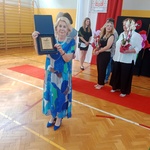 Dyrektor Szkoły Podstawowej nr 15 pani Alicja Sitko  z pamiątkowym grawerem od rodziców.jpg