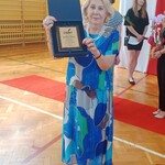 Dyrektor Szkoły Podstawowej nr 15 pani Alicja Sitko  z pamiątkowym grawerem od rodziców1.jpg