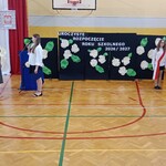 Przewodnicząca Samorządu Uczniowskiego wita panią dyrektor Jolantę Laskowską