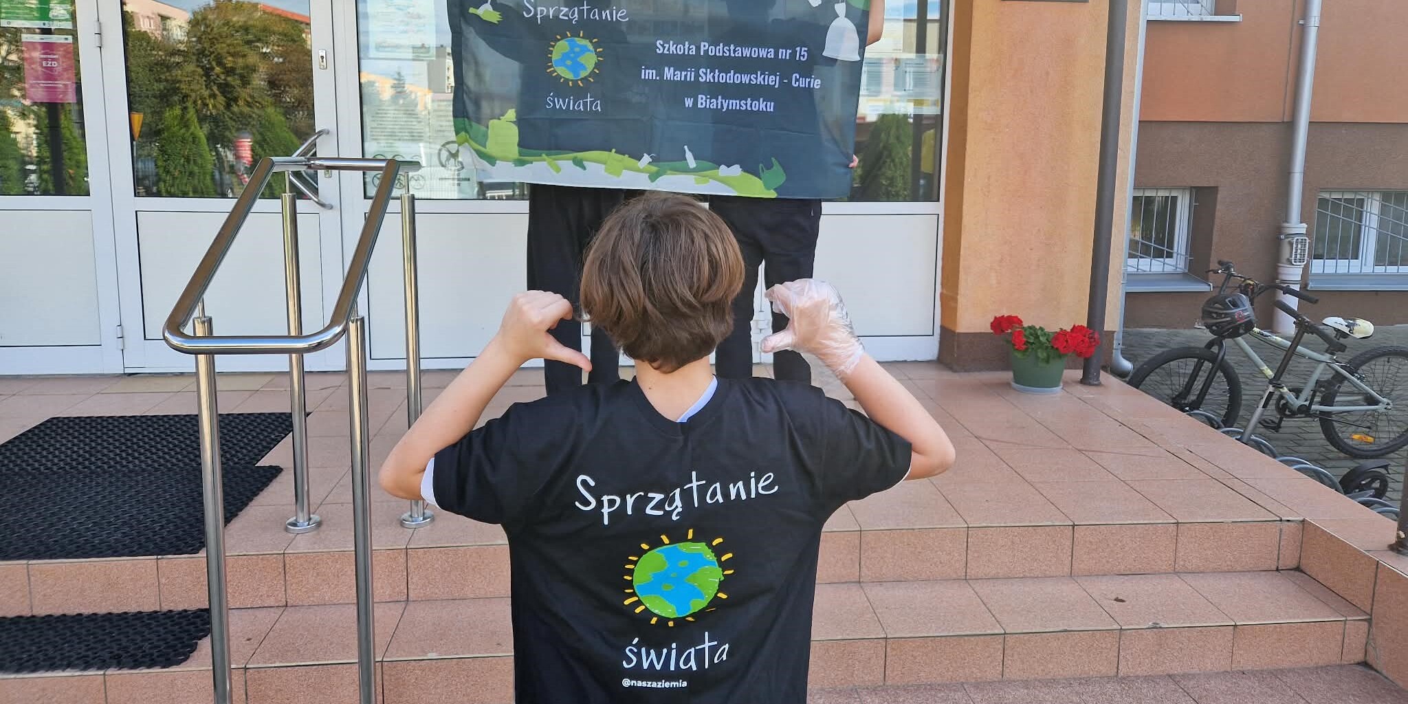 Uczniowie gotowi do udziału w Akcji Sprzątnia Świata.jpg