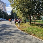 Uczniowie sprzątają tereny osiedla Antoniuk.jpg