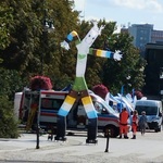Ekoludzik witający przybyłych na Piknik ekologiczny