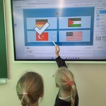 Dziewczynki rozwiązują zadanie interaktywne.jpg