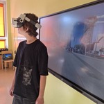 Uczeń zwiedza inne kraje w okularach VR.jpg