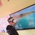 Uczeń zwiedza inne kraje w okularach VR