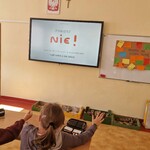 Uczniowie oglądają prezentację jak radzić sobie z przemocą.jpg