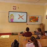 Uczniowie oglądają prezentację o hejcie.jpg