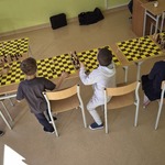 Dzieci przygotowują szachy do gry