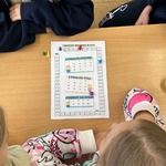 Uczniowie utrwalają tabliczkę mnożenia poprzez wspólną zabawę z grą planszową.jpg