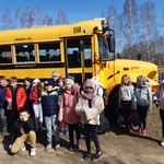klasa_2B_ na_tle_ żółtego_schoo_l busa.jpg