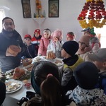 Klasa_2B_i_stół_ wielkanocny.jpg