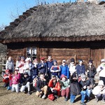 Klasa_2B _przed starą_XIX w_chatą..jpg