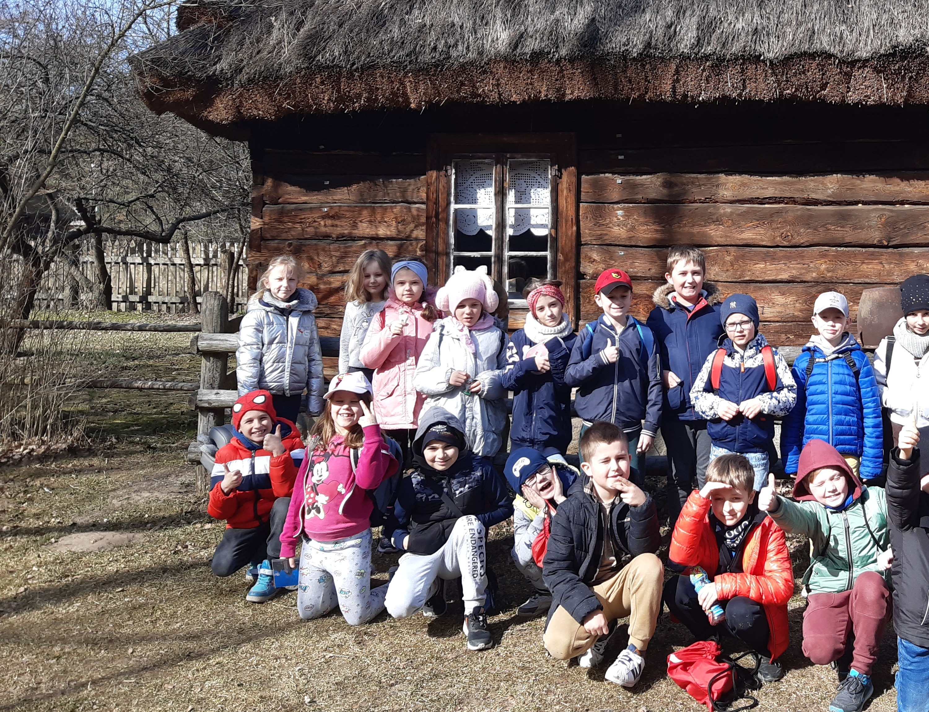 Klasa_2B _przed starą_XIX w_chatą..jpg
