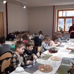 Uczniowie_2B_  maluja_baranki.jpg