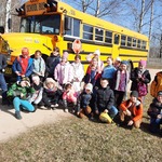 Uczniowie_klasy 2A_ na_tle_żółtego _school_busa.jpg