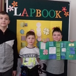 Chłopcy z lapbookiem Hej Jędrek