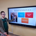 Uczeń przy tablicy interaktywnej