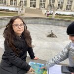 7. Dziewczynki z 2 B sprawdzaja mapę- trasę gry miejskiej w Parku Łazienkowskim (2).jpg
