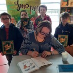 Pani Justyna Bednarek podpisuje swoją nową książkę.jpg