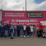Klasa 2b przed wejściem na targi