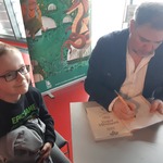 Grzegorz Kasdepke podpisuje książkę