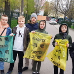 klasa 5a sprząta osiedle.jpg