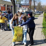 uczniowie sprzątają osiedle.jpg