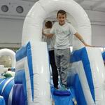chłopcy z 7b na trampolinach.jpg