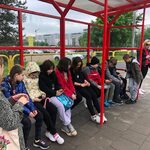 5b na przystanku autobusowym (1).jpg