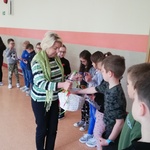 Pani dyrektor częstuje Grześkami