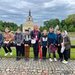 Klasa 3A zwiedza dziedziniec Pałacu Braniockich (1).jpg