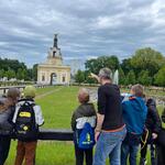 Klasa 3A zwiedza dziedziniec Pałacu Braniockich (4).jpg