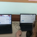 klasa 4 rozwiązuje test na lekcji informatyki