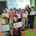 klasa 3b z dyplomami